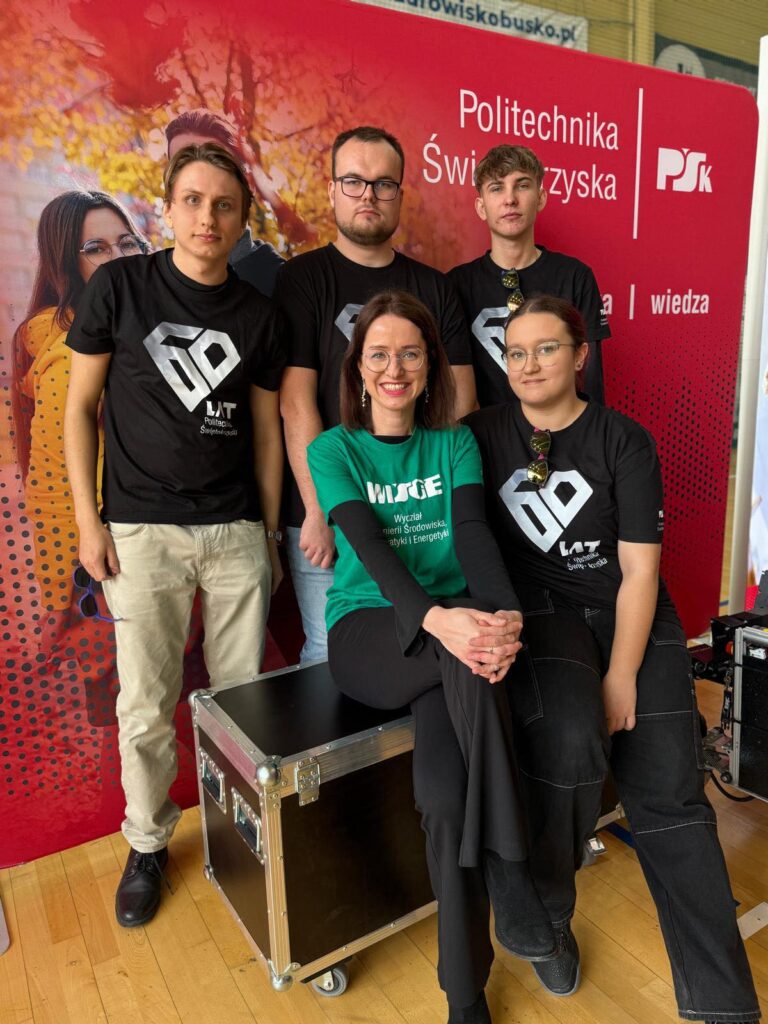 Pięć osób w czarnych koszulkach z logo Politechniki Świętokrzyskiej i jedna w zielonej.
