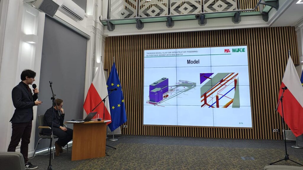 Prezentacja modelu BIM infrastruktury podziemnej. Na ekranie widoczne są wizualizacje 3D.