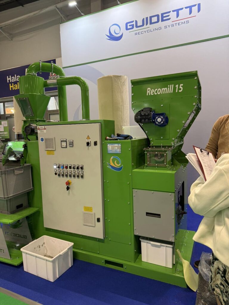 Zielona maszyna RecoMill 15 firmy Guidetti Recycling Systems, panel sterowania, leje zasypowe, pojemniki.
