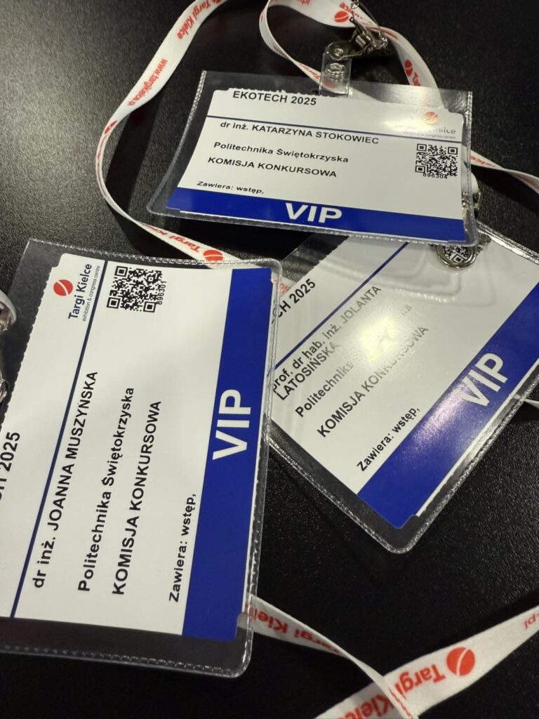 Identyfikatory VIP na wydarzenie EKOTECH 2025. Kluczowe obiekty: identyfikatory, smycze z logo Targi Kielce.