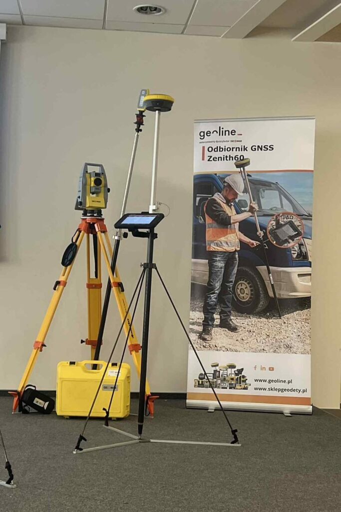 Geodezyjny sprzęt: tachimetr, odbiornik GNSS, tablet. Baner reklamowy firmy Geo-line.