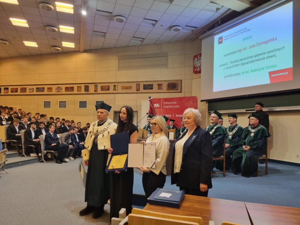 Uroczystość wręczenia dyplomów ukończenia studiów