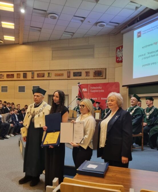 Uroczystość wręczenia dyplomów ukończenia studiów