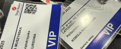 Identyfikatory VIP na wydarzenie EKOTECH 2025. Kluczowe obiekty: identyfikatory, smycze z logo Targi Kielce.