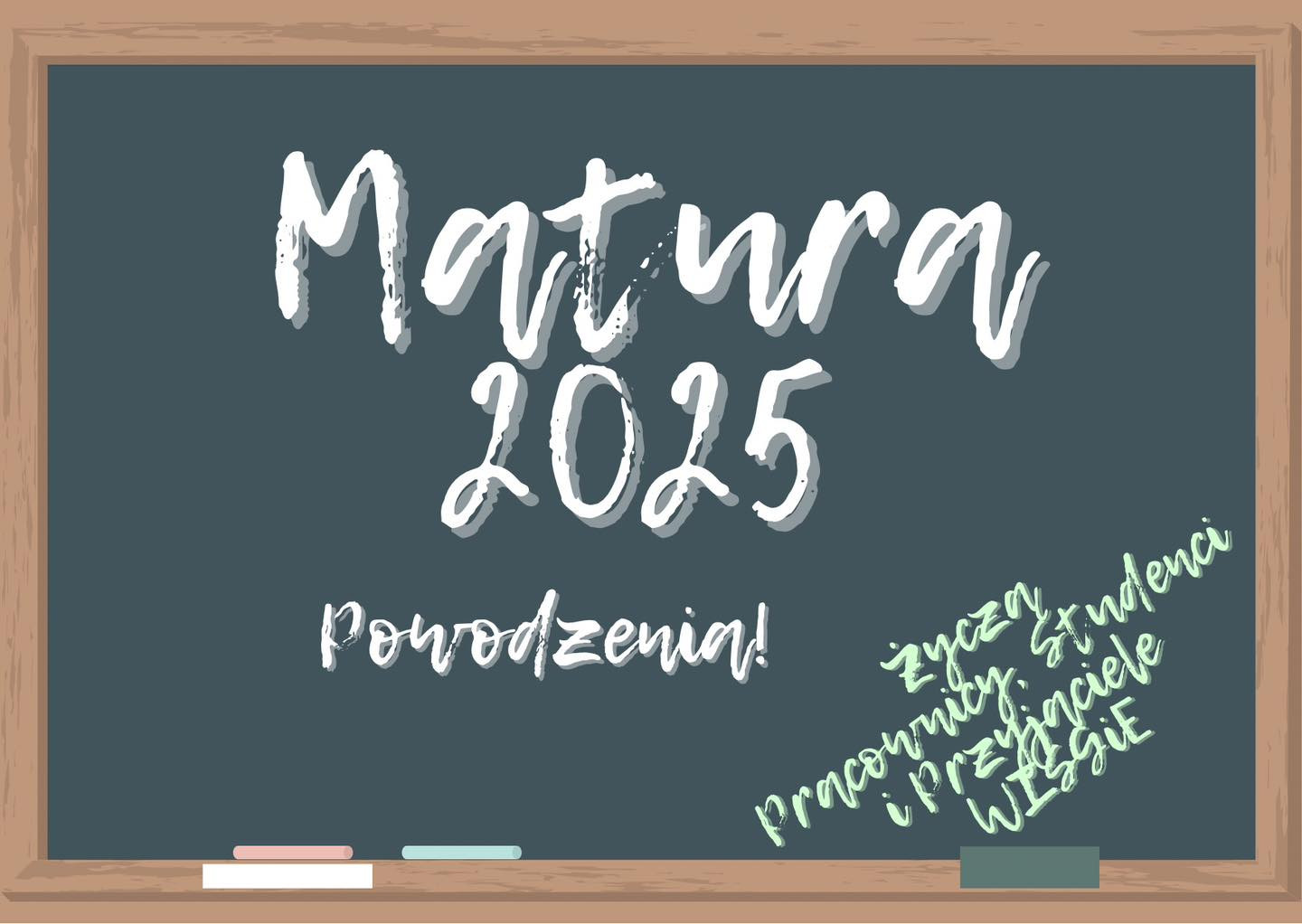 Napis "Matura 2025 Powodzenia!" na tablicy. Kluczowe obiekty: napis, tablica. Kontekst: życzenia z okazji matury.