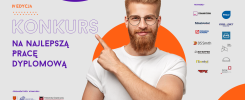 Konkurs na najlepszą pracę dyplomową. Mężczyzna w okularach wskazuje na tekst.