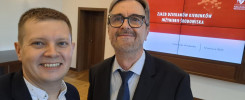 Dwóch mężczyzn na tle ekranu z napisem "Zjazd Dziekanów Kierunków Inżynierii Środowiska", Politechnika Wrocławska, 12 czerwca