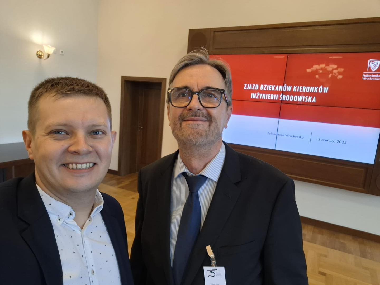 Dwóch mężczyzn na tle ekranu z napisem "Zjazd Dziekanów Kierunków Inżynierii Środowiska", Politechnika Wrocławska, 12 czerwca