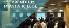 Stypendium Miasta Kielce. Ludzie siedzą na sali wykładowej, patrzą na ekran.