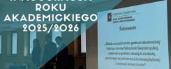 Wydziałowa inauguracja roku akademickiego 2025/2026. Na ekranie tekst ślubowania.