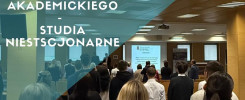 Wydziałowa inauguracja roku akademickiego, studia niestacjonarne. Ludzie siedzą na widowni, przed ekranem.