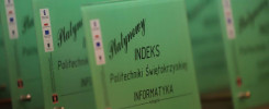Zielone indeksy z napisem "Politechniki Świętokrzyskiej" i "Informatyka".