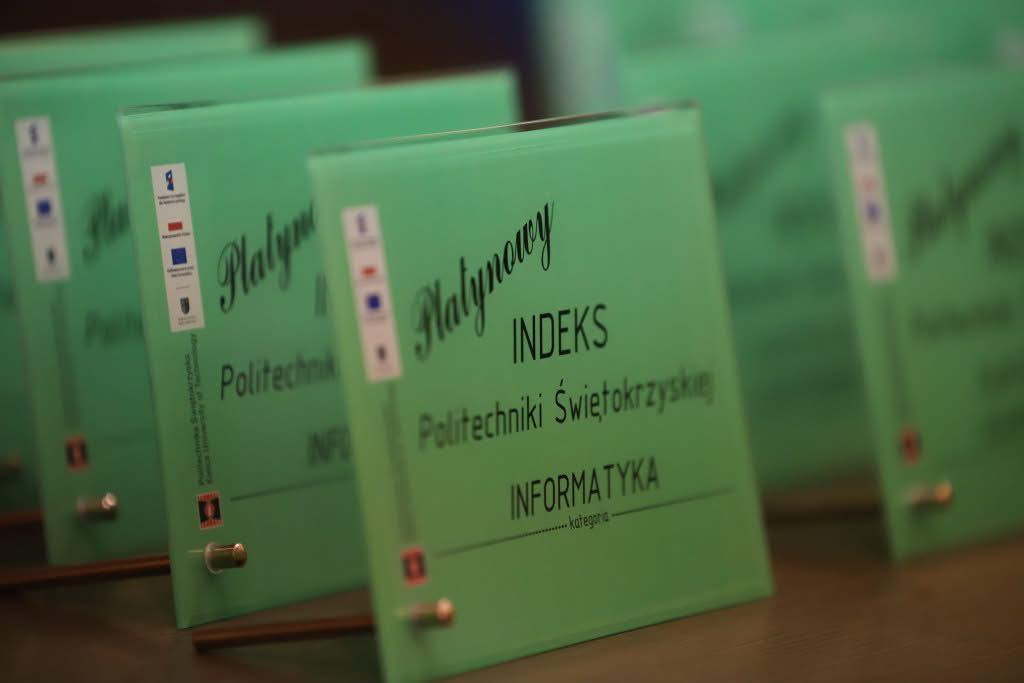 Zielone indeksy z napisem "Politechniki Świętokrzyskiej" i "Informatyka".