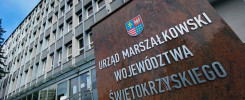 Budynek Urzędu Marszałkowskiego Województwa Świętokrzyskiego. Widoczny herb województwa i napis.