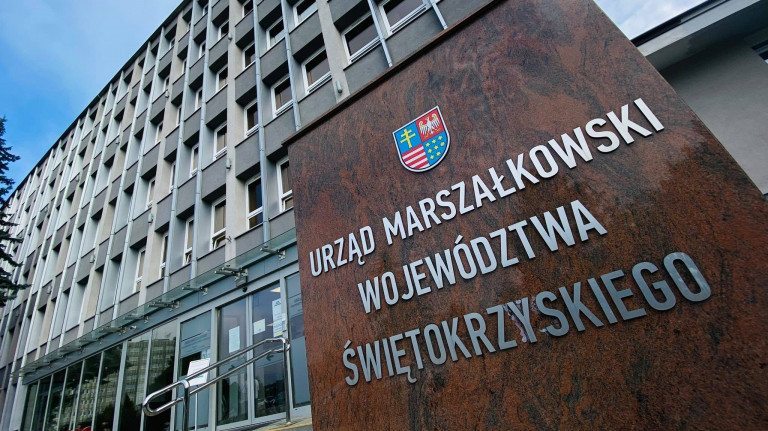 Budynek Urzędu Marszałkowskiego Województwa Świętokrzyskiego. Widoczny herb województwa i napis.