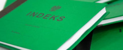 Zielone indeksy studenckie z napisem "INDEKS" i godłem Polski. Kilka indeksów ułożonych na białym tle.